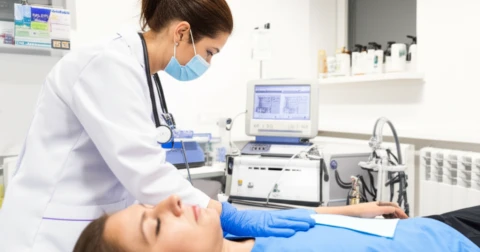 Profissional aplicando ozonioterapia em um paciente.
