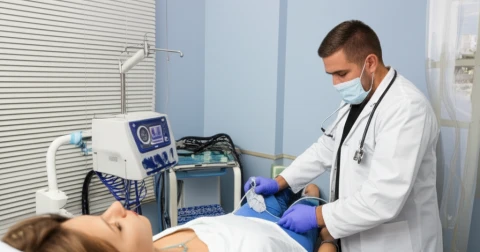 Equipamento de ozonioterapia em consultório médico.
