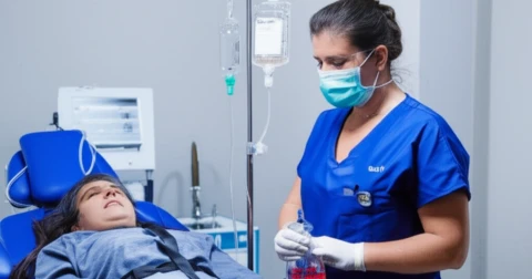 Profissional aplicando ozonioterapia em paciente
