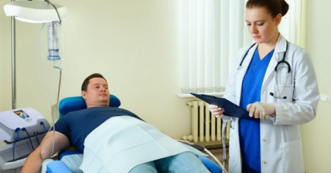 Imagem ilustrativa de ozonioterapia, mostrando profissional e paciente em ambiente clínico.
