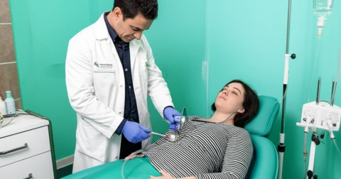 Profissional aplicando ozonioterapia em paciente.