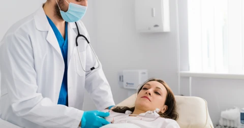 Profissional de saúde aplicando ozonioterapia em paciente.