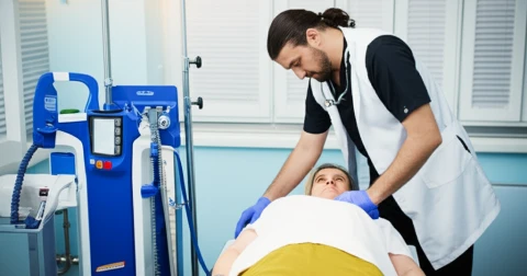 Profissional aplicando ozonioterapia em paciente.