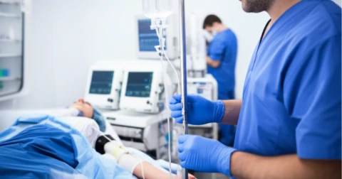 Profissional aplicando ozonioterapia em paciente.
