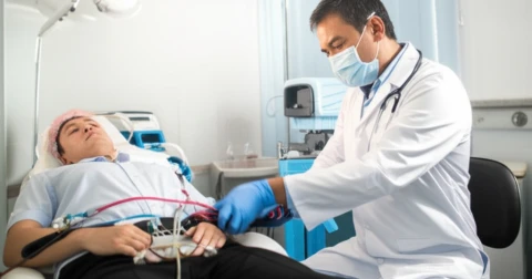 Mulher recebendo tratamento de ozonioterapia em um ambiente clínico.